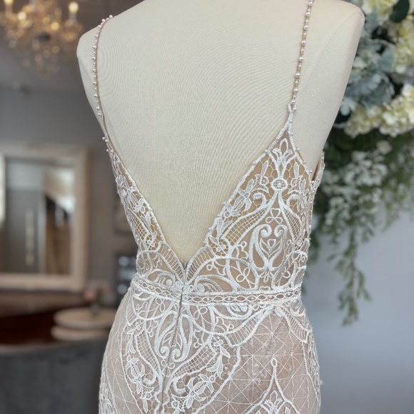 Wedding dress - Picture 7 of 10